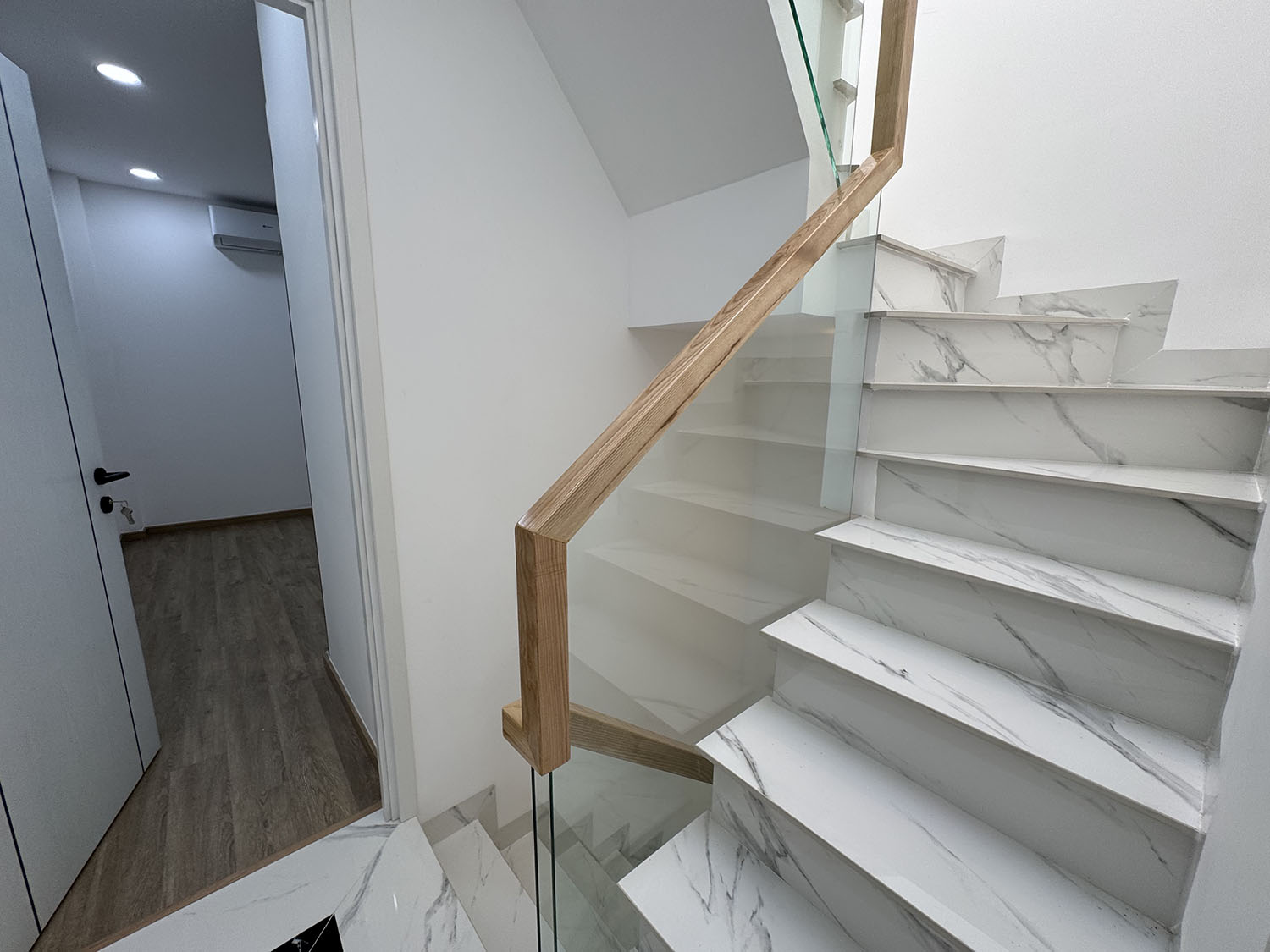 Tuyệt phẩm Nhà Phố 2 lầu full nội thất cao cấp hẻm 2 xe hơi 7 chỗ tránh nhau khu VIP Đặng Văn Ngữ